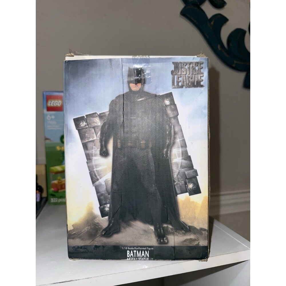 Kotobukiya ARTFX+ Justice League Batman 1:10 Scale Figure DAMAGED Boxed - Picture 4 of 9